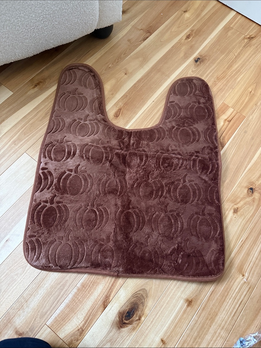 Brown Plush Contour Bath Rug - Soft Pumpkin Pattern